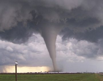 VIDEO: Fuertes vientos rompen los vidrios de un auto en medio de un tornado en Canadá