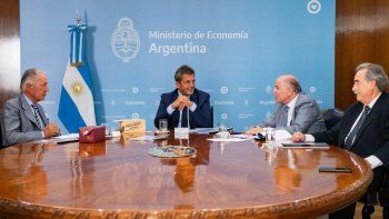 Los representantes industriales del Uruguay junto al ministro de Economía argentino, Sergio Massa, y el titular de la UIA, Daniel Funes de Ríoja. (Foto: @SergioMassa) Los representantes industriales del Uruguay junto al ministro de Economía argentino, Sergio Massa, y el titular de la UIA, Daniel Funes de Ríoja. (Foto: @SergioMassa)