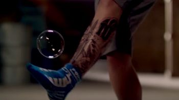 lionel messi todo lo puede: ahora se dedica a hacer jueguitos ¡con burbujas! lionel messi todo lo puede: ahora se dedica a hacer jueguitos ¡con burbujas!