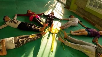 yoga para chicos: una herramienta para bajar revoluciones, gestionar emociones y crecer con mas equilibrio