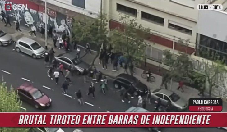 Batalla campal de la barra de Independiente en pleno centro de Avellaneda
