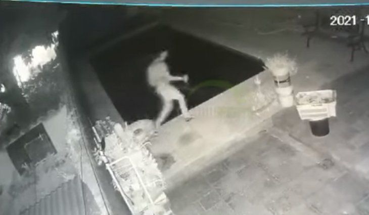 VIDEO: Intentó robar un auto, lo descubieron y se escapó por los techos de los vecinos