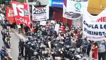 efectivos de la policia federal gasearon a manifestantes que intentaban cortar el puente pueyrredon efectivos de la policia federal gasearon a manifestantes que intentaban cortar el puente pueyrredon