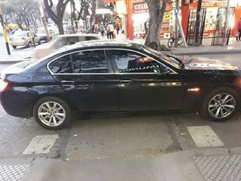 La reacción de unos vecinos con un auto estacionado sobre la senda peatonal