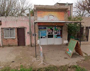 Almacenero regala pan para los más necesitados en medio de la pandemia