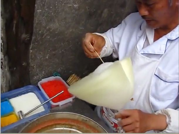 Un asiático sorprende con su particular forma de hacer algodones de azúcar