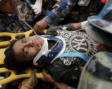Mirá el rescate de un joven que estuvo cinco días bajo los escombros en Nepal