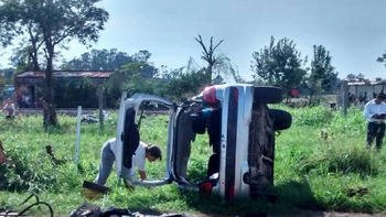 El auto en el que escaparon los asaltantes que coparon el pueblo volcó sobre la ruta 11. Uno de los delincuentes murió. El auto en el que escaparon los asaltantes que coparon el pueblo volcó sobre la ruta 11. Uno de los delincuentes murió.