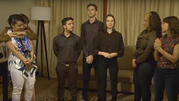 las chicas de orange is the new black se transformaron en cordobesas: tomaron vino y fernet las chicas de orange is the new black se transformaron en cordobesas: tomaron vino y fernet