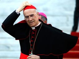 Tarcisio Bertone, el camarlengo a cargo de la Iglesia Tarcisio Bertone, el camarlengo a cargo de la Iglesia