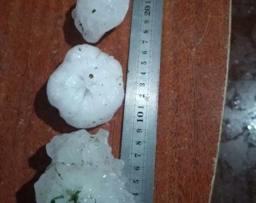 Impactante: una feroz caída de granizo en San Luis dañó autos y casas