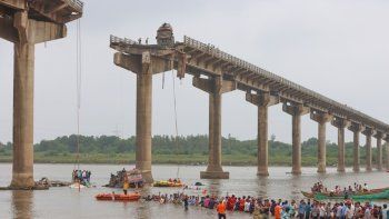derrumbe en india: hay al menos nueve muertos tras la caida de un puente