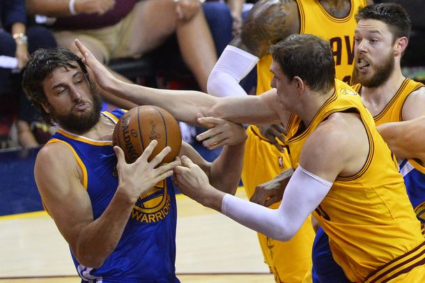 Golden State ganó de visitante e igualó la serie ante Cleveland