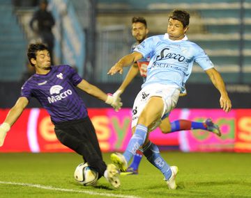 Con un gol polémico