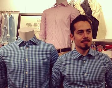 Un hombre descubrió una creativa manera para sobrevivir al aburrimiento del shopping