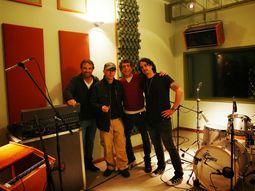 parte de los redondos se reune para grabar con el indio parte de los redondos se reune para grabar con el indio