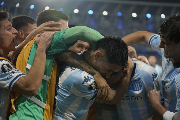 Racing goleó a Colo Colo y se metió en los octavos de final de la Copa Libertadores
