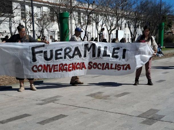 Manifestantes contra Javier Milei echaron a militantes libertarios de la plaza de Lomas de Zamora