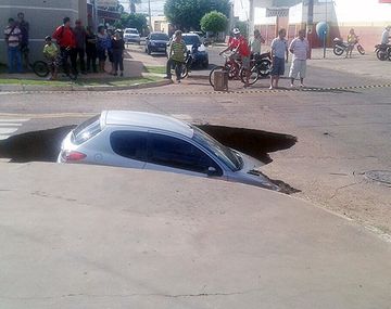 Enorme bache se tragó un auto en plena calle
