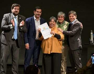 Axel Kicillof entregó 299 escrituras a familias de Dolores: Hace falta un Estado presente