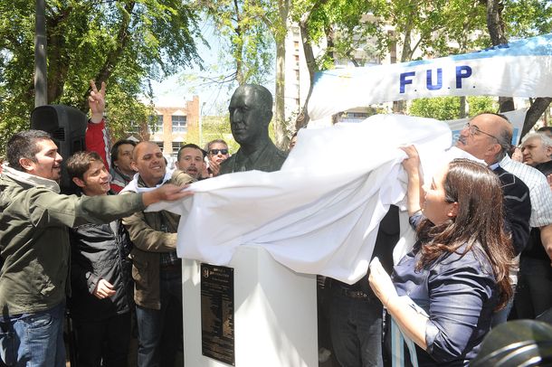 En el Día de la Lealtad, inauguraron un busto de Perón en Parque Centenario