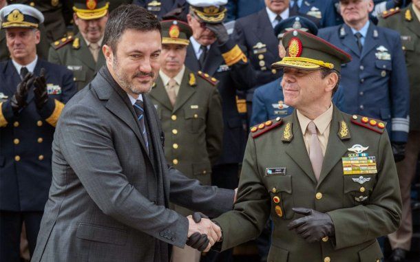 Luis Petri saluda a su reemplazante en Defensa