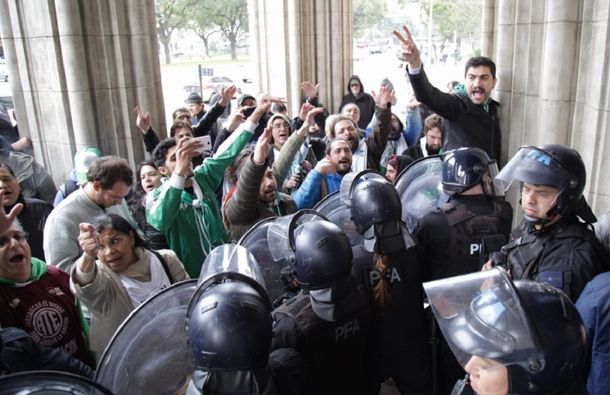 Incidentes entre trabajadores y la policía frente al Ministerio de Agroindustria: despidieron a 600 trabajadores