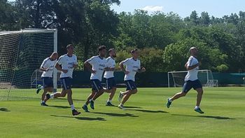 la seleccion argentina volvio a entrenar tras el papelon en brasil la seleccion argentina volvio a entrenar tras el papelon en brasil
