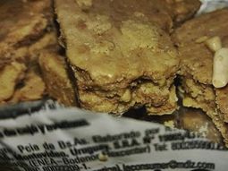 Encontraron un comillo y otro diente adentro de un mantecol