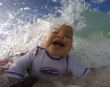 Un bebé de 9 meses hace surf por primera vez