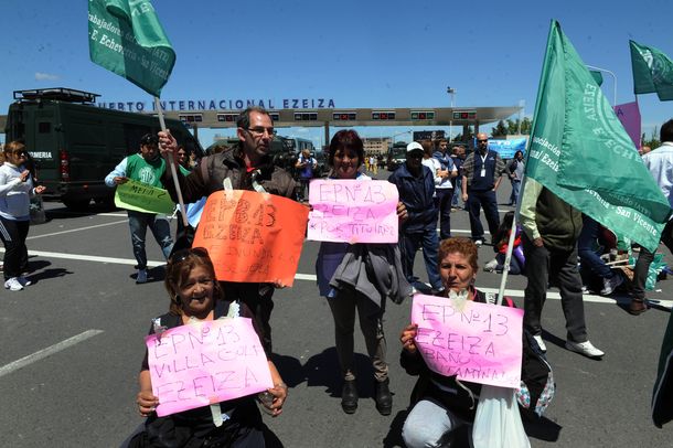 Demoras en el ingreso a Ezeiza por una protesta de estatales