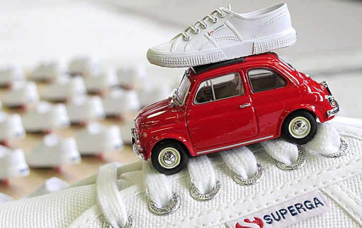 Un auto en 2001 costaba lo que ahora un par de zapatillas: cuántos sueldos se necesitan para el 0Km