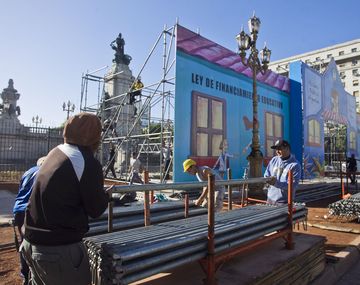 Los docentes instalaron en 2017 una escuela itinerante frente al Congreso. Foto archivo.