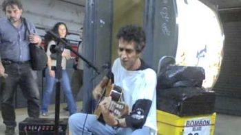 el musico que toca en los subtes portenos y es furor en youtube el musico que toca en los subtes portenos y es furor en youtube