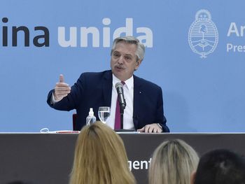 Alberto encabeza un acto de reconocimiento a mujeres de la ciencia