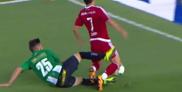 ¿Fue penal? Esta jugada inundó de polémica la tarde del Monumental