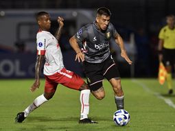 Estudiantes empató con Bragantino y comparte la punta de su grupo