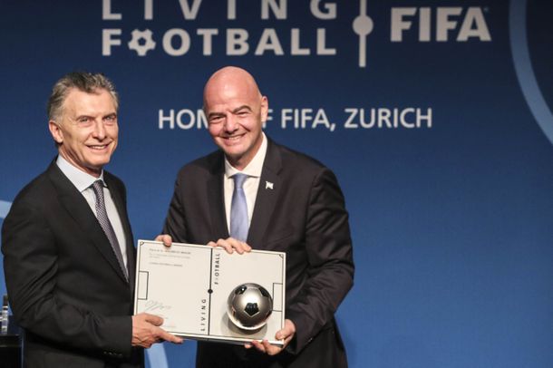 La FIFA premió a Macri por su aporte al fútbol