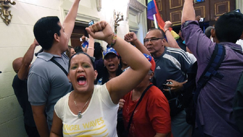 La sesión en el Parlamento venezolano, debió ser brevemente suspendida por la irrupción de grupos chavistas en el recinto La sesión en el Parlamento venezolano, debió ser brevemente suspendida por la irrupción de grupos chavistas en el recinto