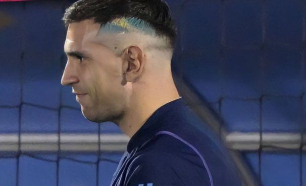 Barbería en la playa: Dibu Martínez sigue haciendo historia