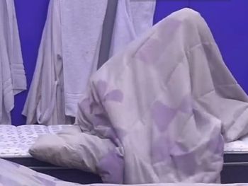 Gran Hermano: Coti se retuerce de dolor en la cama