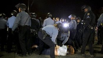 sigue la violencia en ferguson: dos policias fueron heridos en un tiroteo sigue la violencia en ferguson: dos policias fueron heridos en un tiroteo
