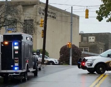La sinagoga Árbol de la Vida fue rápidamente rodeada por policìas