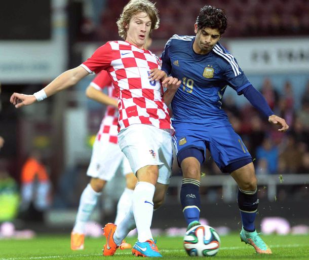 Con el regreso de Tevez, Argentina reaccionó y dio vuelta el partido