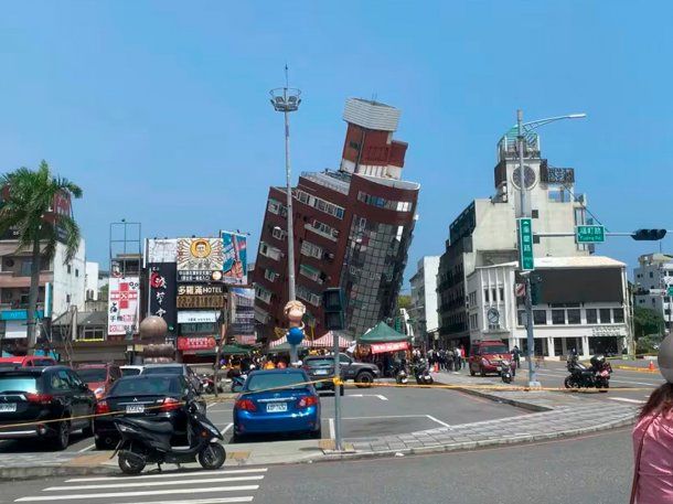 Terremoto en Taiwán: el impactante momento en que se derrumba un edificio