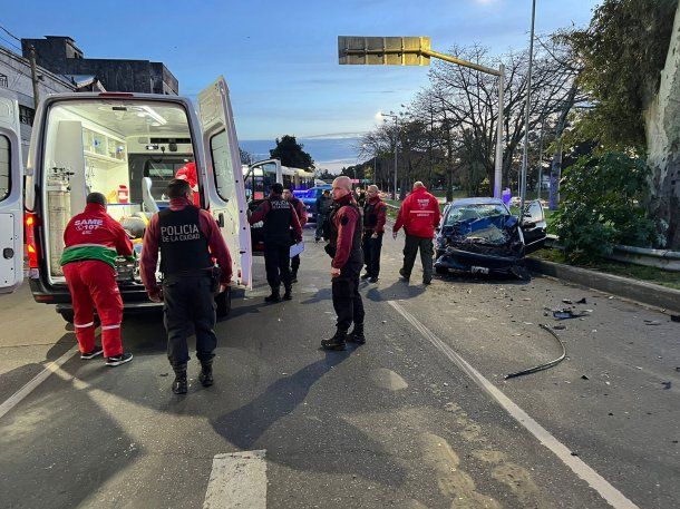 Un auto y un colectivo chocaron en Avenida General Paz: al menos cuatro heridos