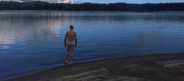 Justin Bieber posó totalmente desnudo frente a un lago