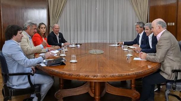 El ministro Caputo con miembros de la Mesa de Enlace.