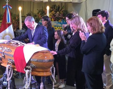 Despidieron los restos de De la Sota: el emotivo gesto del gobernador de Córdoba