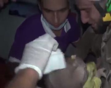 El voluntario se dio cuenta de que la bebé está viva